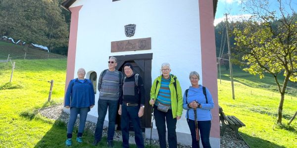 Wandern: Gruppe vor Kapelle im Schwarzwald