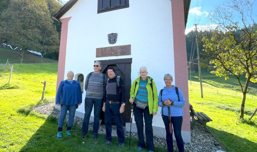 Wandern: Gruppe vor Kapelle im Schwarzwald