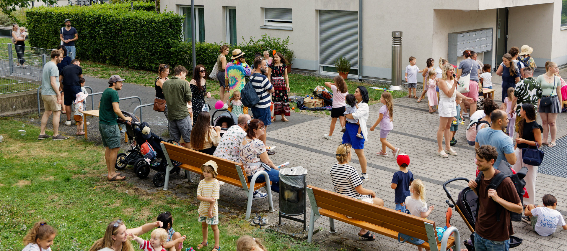 Erwachsene und Kinder auf einem Straßenfest