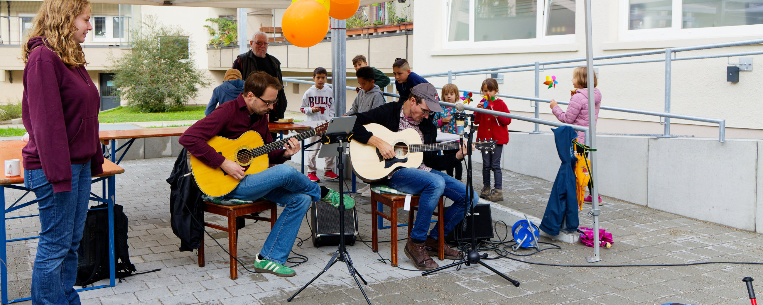 Zwei Männer spielen Gitarre