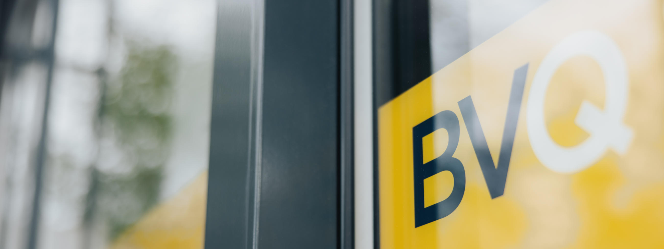 Schild 'BVQ' an einem Eingang