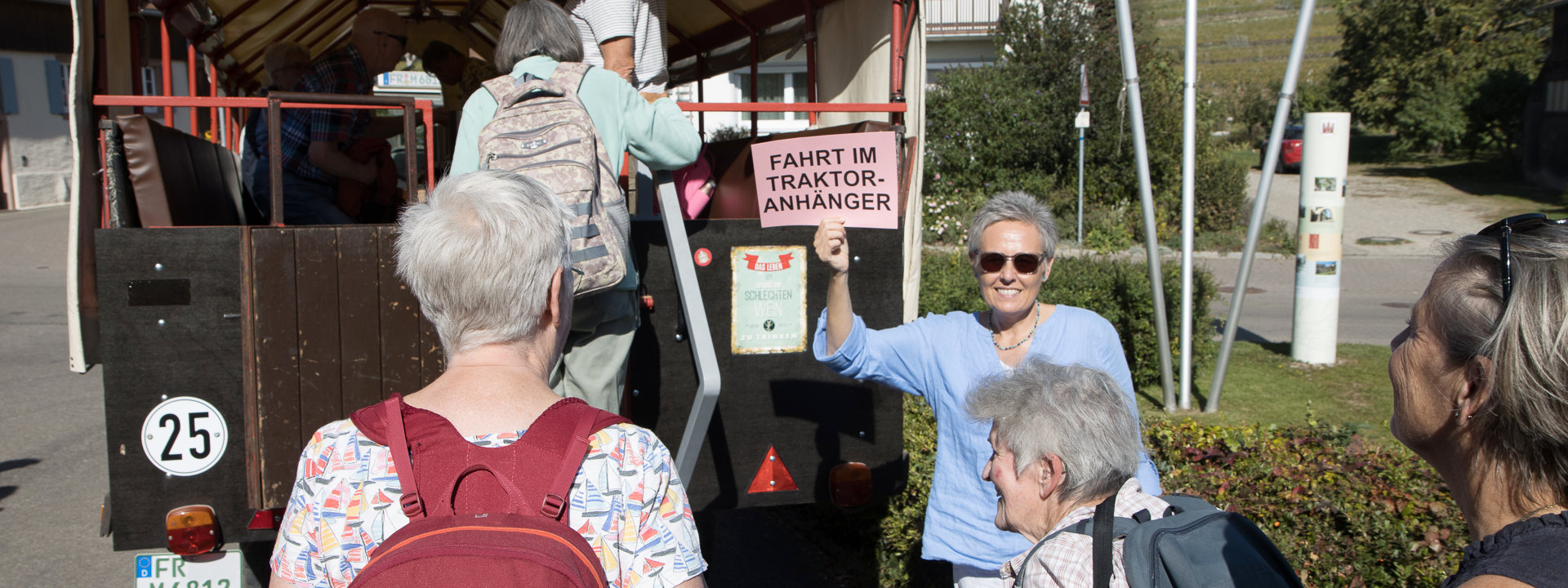 Menschen steigen auf einen Anhänger